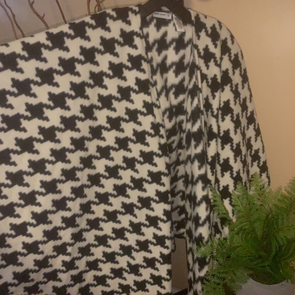 Cozy Shawl 💋 - Picture 3 of 3